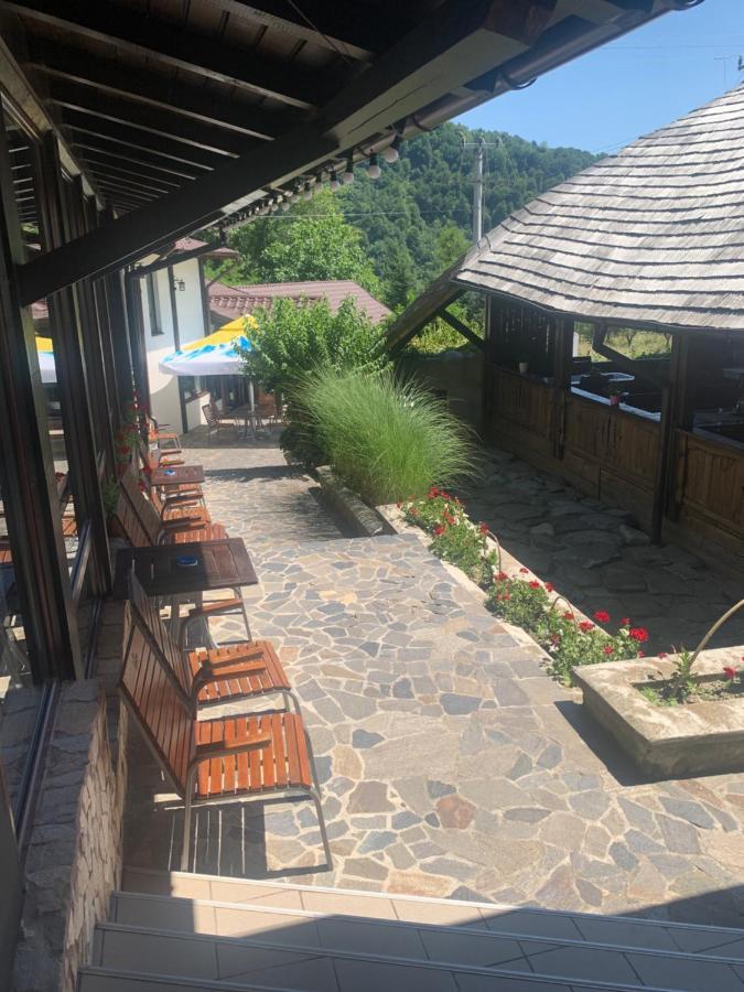 No Comment Rustic Hotel Curtea De Arges Exterior photo